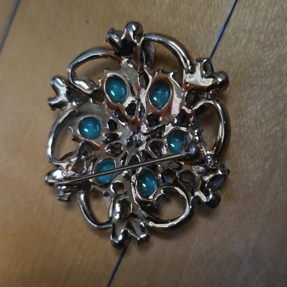 Liz Claiborne Elegant Gold and Green Brooch - Picture 5 of 6